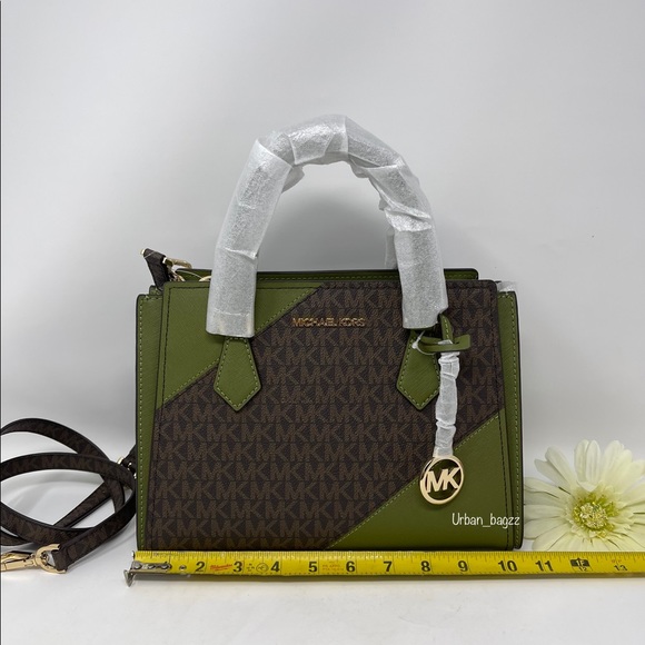 Michael Kors Hope Medium Messenger - Picture 2 of 9